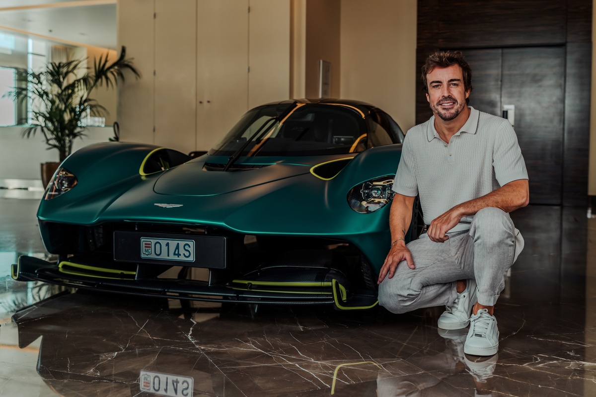 Alonso neemt 'eerste F1-auto voor op de weg' in ontvangst